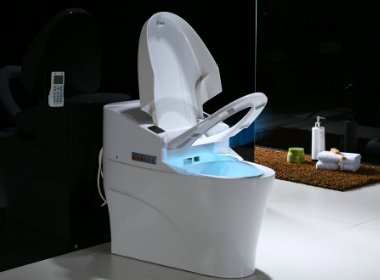 长沙一女生上厕所马桶突然炸裂,究竟是老化严重还是人为损坏?