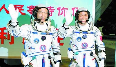 神6和神7的飞行员分别是谁?首次完成太空行走的是神舟几号?飞行员叫啥?