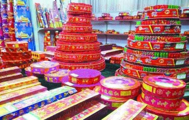 观看烟花爆竹至少远离燃火点几米