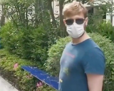 上海一外籍男子偷跑出管控区还竖中指，最终得到了什么处罚？