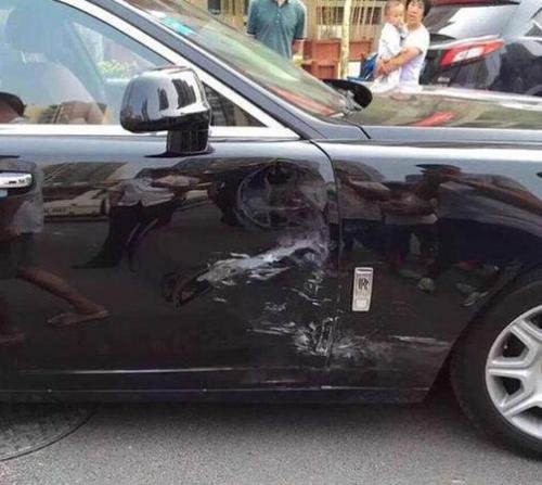 南宁电动车夹缝中撞上劳斯莱斯，事故应该由谁来承担责任？