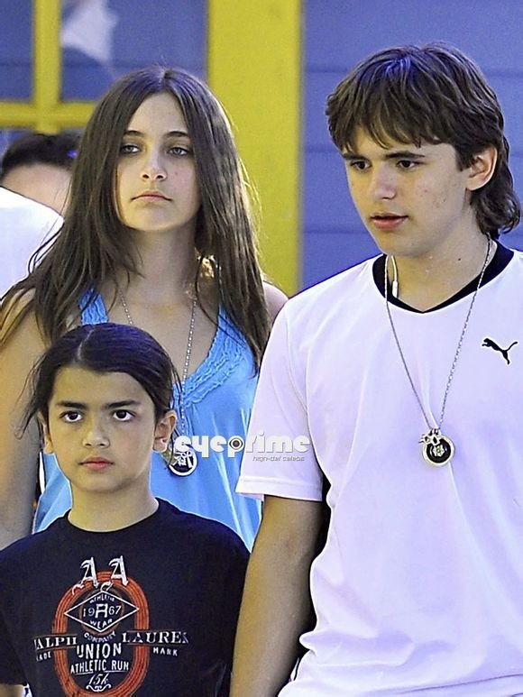 迈克杰克逊几个孩子照片