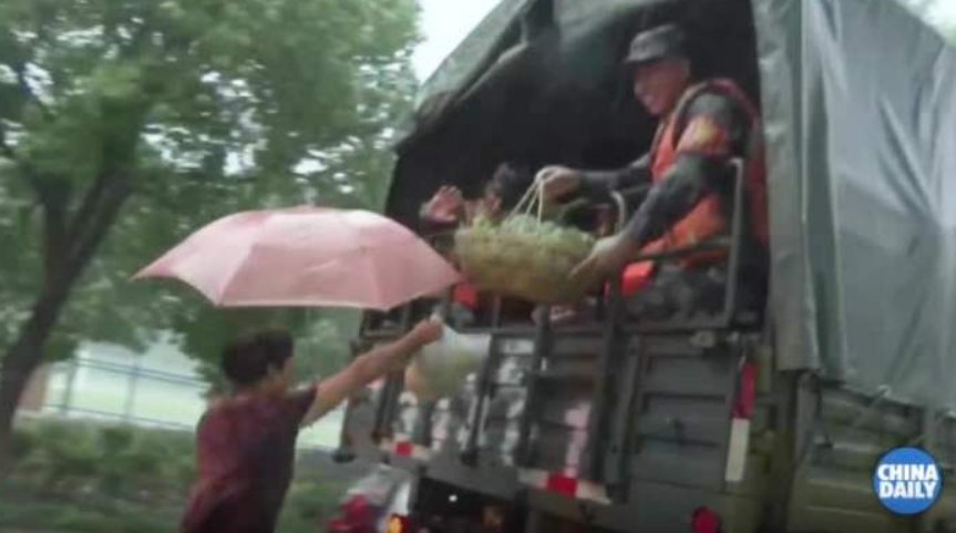 百姓冒雨送抗洪战士熟鸡蛋，抗洪战士身上有哪些优秀品质？