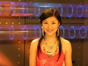 上海卫视当家花旦杨蕾，曾经嫁给王微，如今生活怎样？