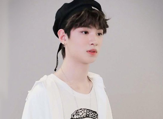 黄明昊走秀假摔,这是为了节目效果吗?