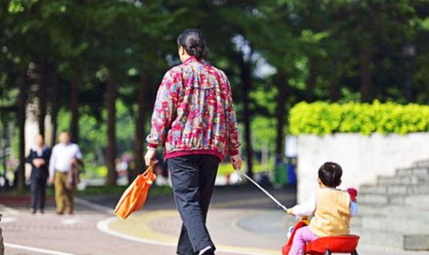 长沙爷爷被孙子一拳打出视网膜裂孔，老年人带娃需要注意哪些问题？