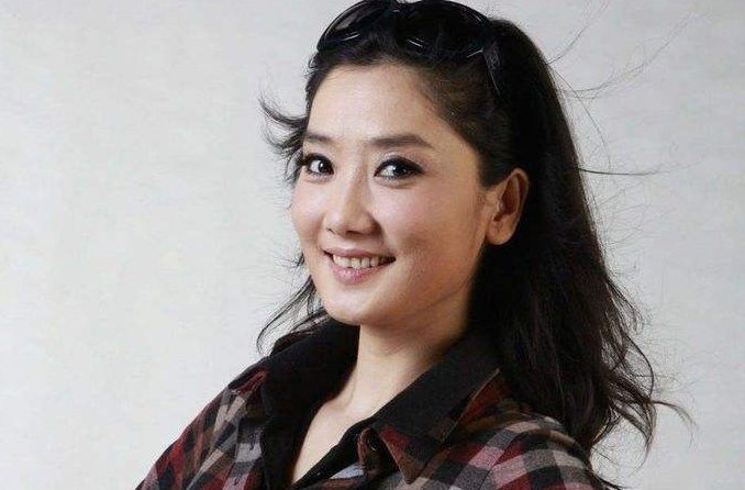 凤凰传奇的女主角杨魏玲花姓什么？