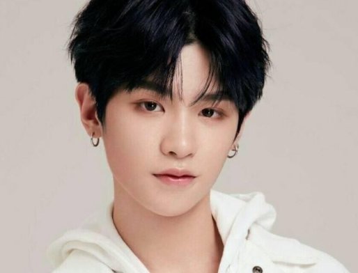 黄明昊走秀假摔,这是为了节目效果吗?