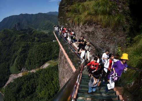 纷至沓来的意思是什么？