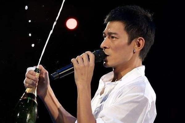 有着娱乐圈特殊称号的刘德华，为何被香港部分人攻击？