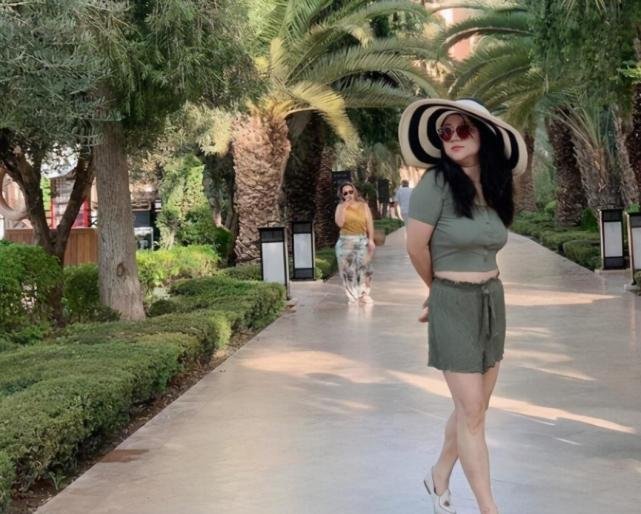 杨天真切胃术后瘦20斤,肚子消失像不像赵露思?