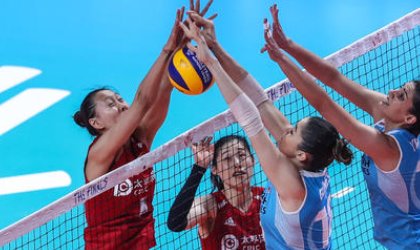 排球比赛中，在某种情况的时候。排球可以用脚踢吗？