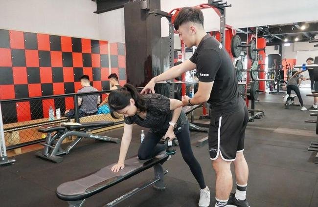 上海大妈健身房内掌掴私教，她为何会有如此举动？