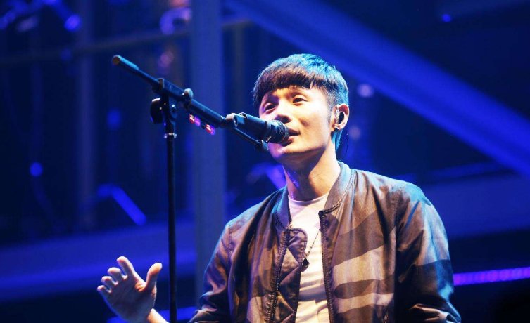 李荣浩晒蔡依林合影还自黑，男生拥有有趣的灵魂，会多么吸引异性关注？