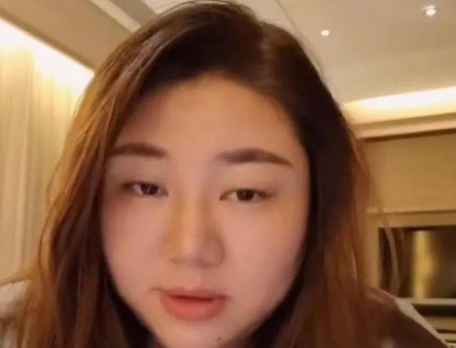 杨天真切胃术后瘦20斤,肚子消失像不像赵露思?