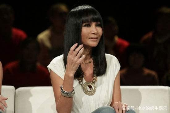 曾为争一首歌，手撕毛宁遭“封杀”，变卖家产出国，张咪现在过得怎样？