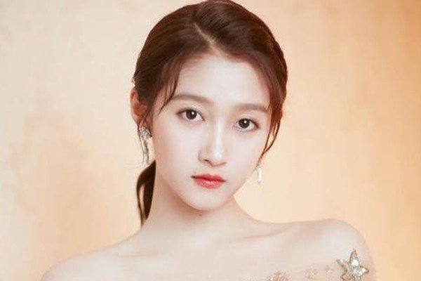 关晓彤回应私服争议，为何她的回答令人赞叹？