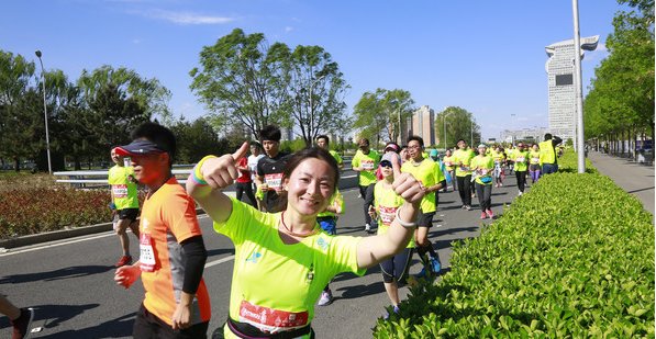 骨科医生医者仁心跑全马一路治疗4人，赢得了大家怎样的称赞？