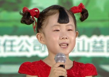 8岁童星歌唱比赛当评委遭质疑，经纪人：你们有她出名吗？你咋看？