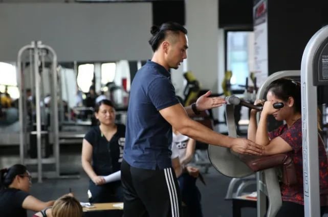 上海大妈健身房内掌掴私教,她为何会有如此举动?