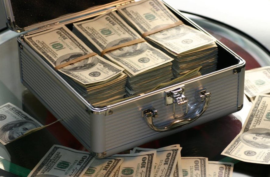 为什么现在好多年轻人一万块都掏不出来，却觉得一百万很少？