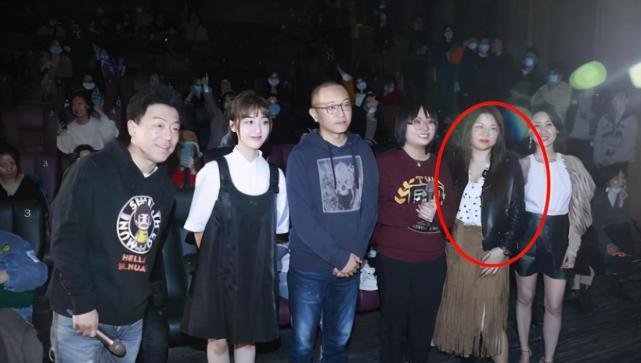 杨天真切胃术后瘦20斤,肚子消失像不像赵露思?