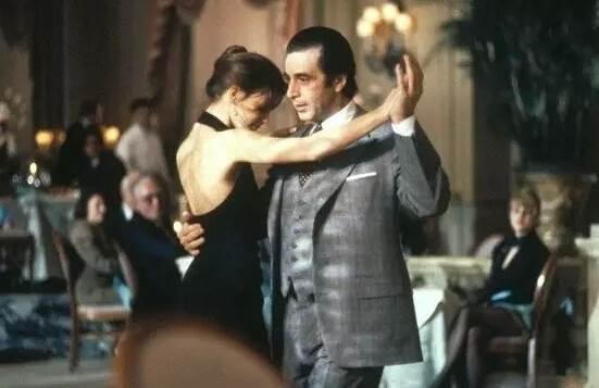 《闻香识女人》主要讲的是什么？