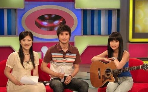 上海卫视当家花旦杨蕾,曾经嫁给王微,如今生活怎样?