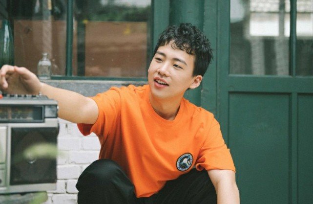 郭麒麟站台上拍照没位置，被吴磊一把搂住，郭麒麟的动作你注意到了吗？