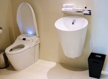 长沙一女生上厕所马桶突然炸裂,究竟是老化严重还是人为损坏?