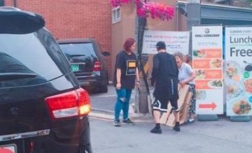 王嘉尔帮老奶奶捡纸箱子，王嘉尔还有哪些热心举动？