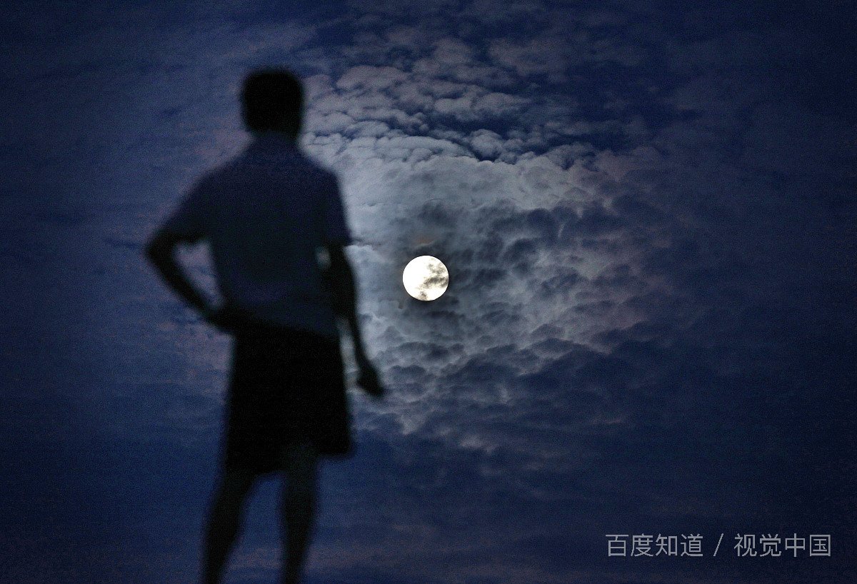 “举头望明月，低头思故乡”是什么意思？