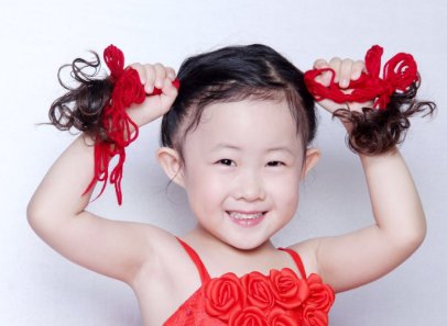 8岁童星歌唱比赛当评委遭质疑，经纪人：你们有她出名吗？你咋看？