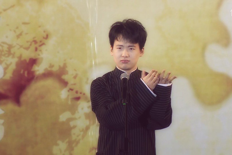 郭麒麟站台上拍照没位置，被吴磊一把搂住，郭麒麟的动作你注意到了吗？