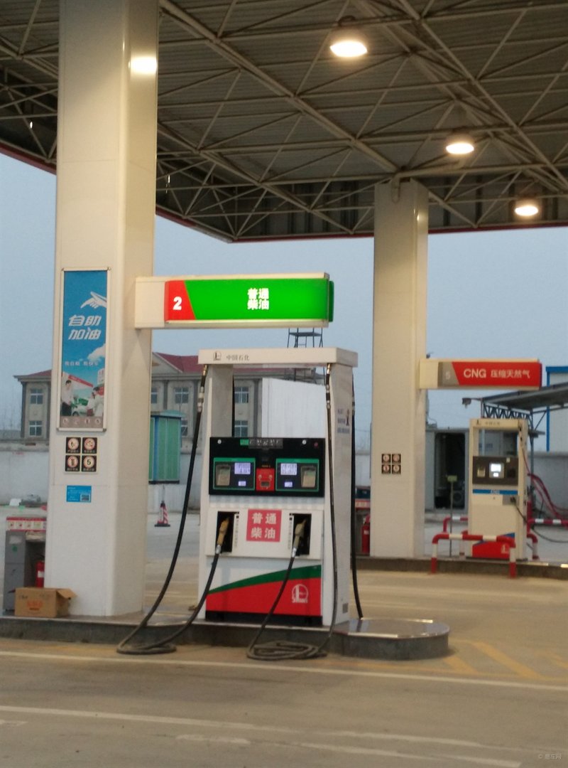 山东潍坊一宝马车主加油时，加油机显示800元还没有加满，究竟是为何？