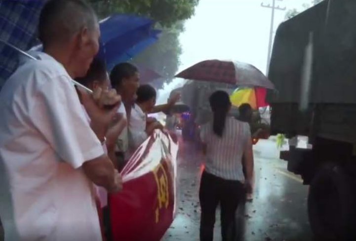 百姓冒雨送抗洪战士熟鸡蛋，抗洪战士身上有哪些优秀品质？
