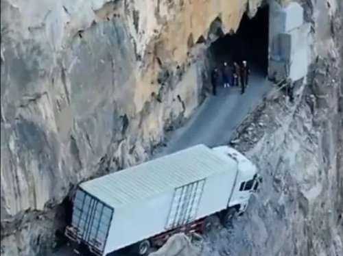 山西一货车车头冲出悬崖公路悬空，究竟是什么导致了这起意外事故？