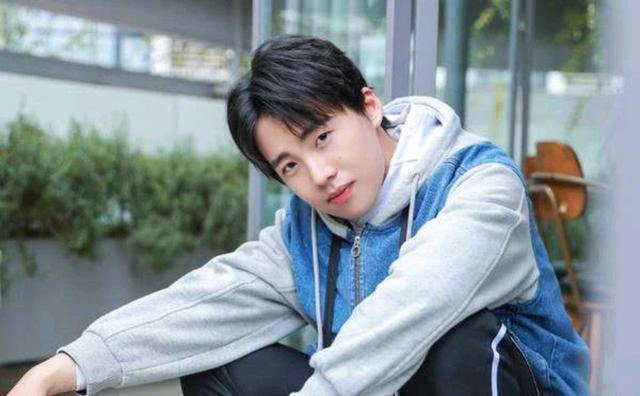 郭麒麟站台上拍照没位置，被吴磊一把搂住，郭麒麟的动作你注意到了吗？