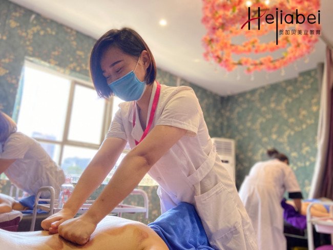 现在女生学美容当美容师有前途吗？