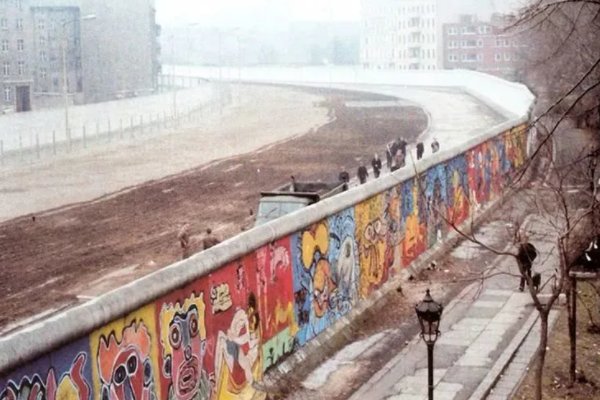 柏林墙倒塌是哪一年?