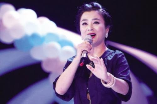 “是谁送你来到我身边，是那弯弯的明月明月，是那长长的山川是那长长的山川山川”的歌名