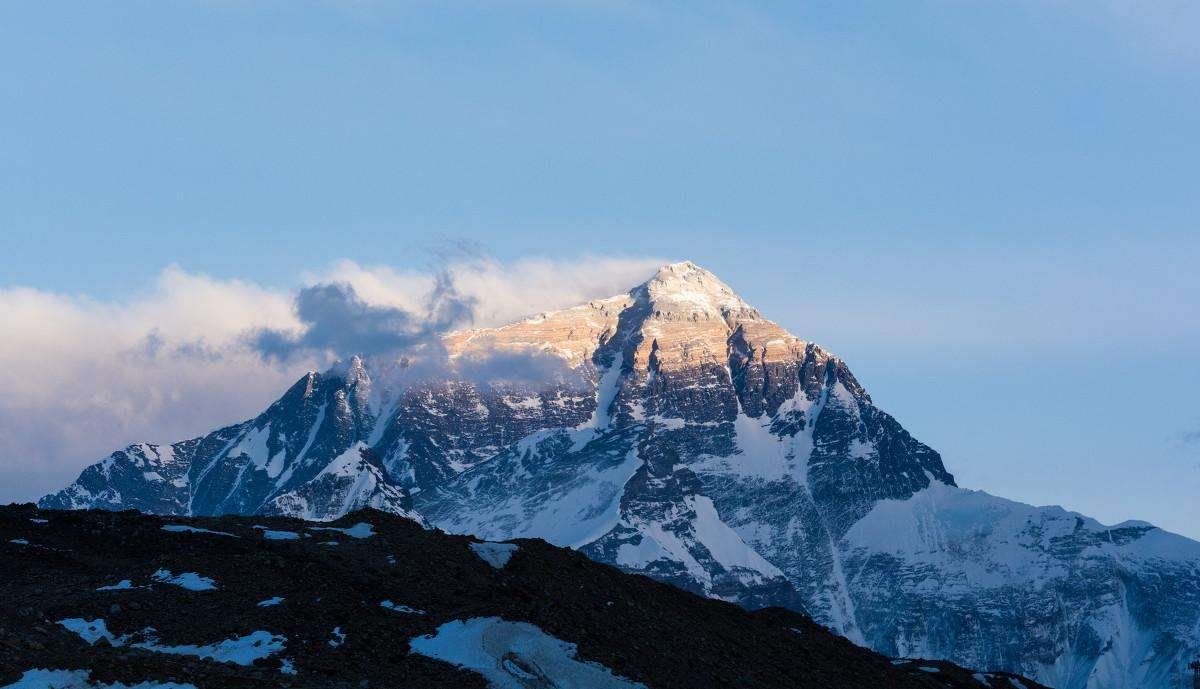 珠穆朗玛峰的海拔是多少千米？