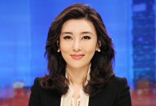 海峡两岸主持人是谁？