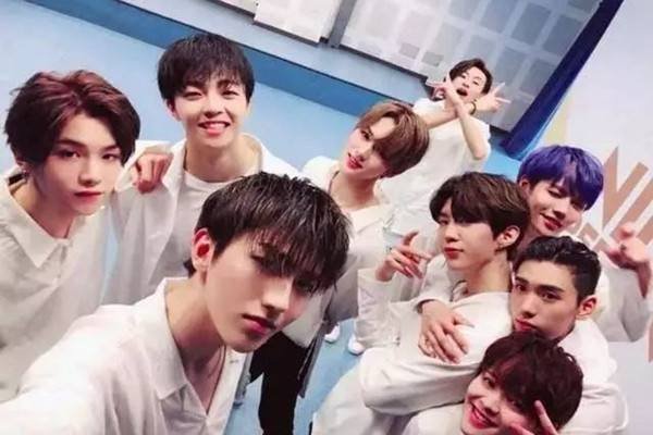 现在流行的淡黄的长裙是什么梗？