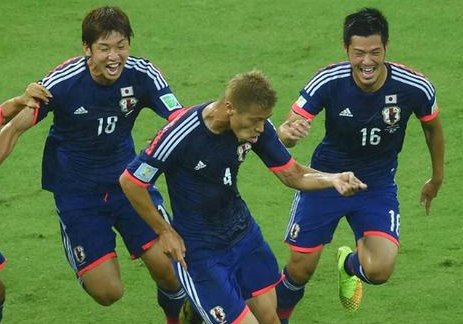 世界足球赛历史上，有没有守门员把球踢进的情况？