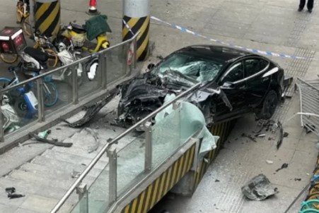 重庆一特斯拉失控,致多人伤亡,是司机操作不当,还是汽车本身的问题?