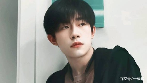 电影《送你一朵小红花》主要是讲述什么故事的？