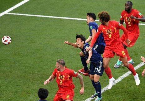 世界足球赛历史上，有没有守门员把球踢进的情况？