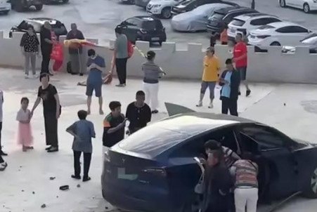 重庆一特斯拉失控,致多人伤亡,是司机操作不当,还是汽车本身的问题?
