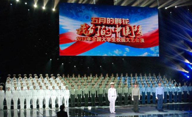 “五月的鲜花开遍了原野，鲜花掩盖着志士的鲜血.....”是什么歌？